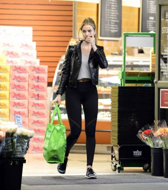 Rosie Huntington-Whiteley ʱ20171231ɼ Whole Foods ĽġSaint Laurent ɫƤ£Cubitts īŴNike